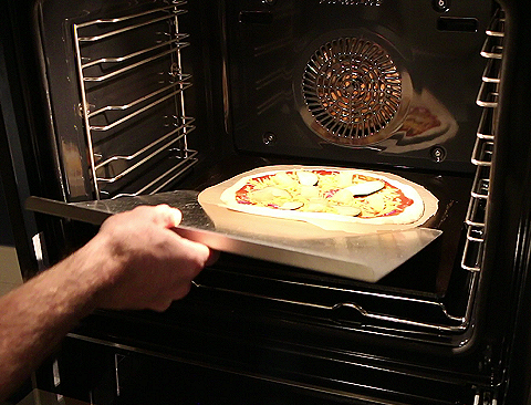 Pizzaspaden bruges til at sætte pizza i ovnen