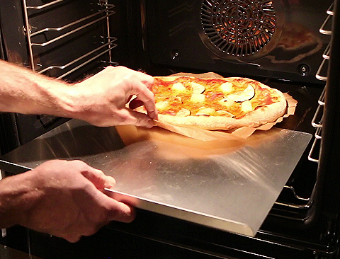 Pizzaspaden bruges til at tage pizza ud af ovnen
